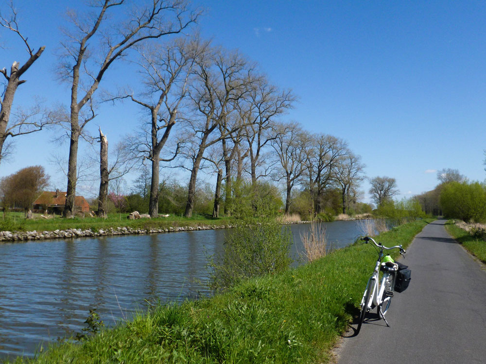 Bruges canal cycle path