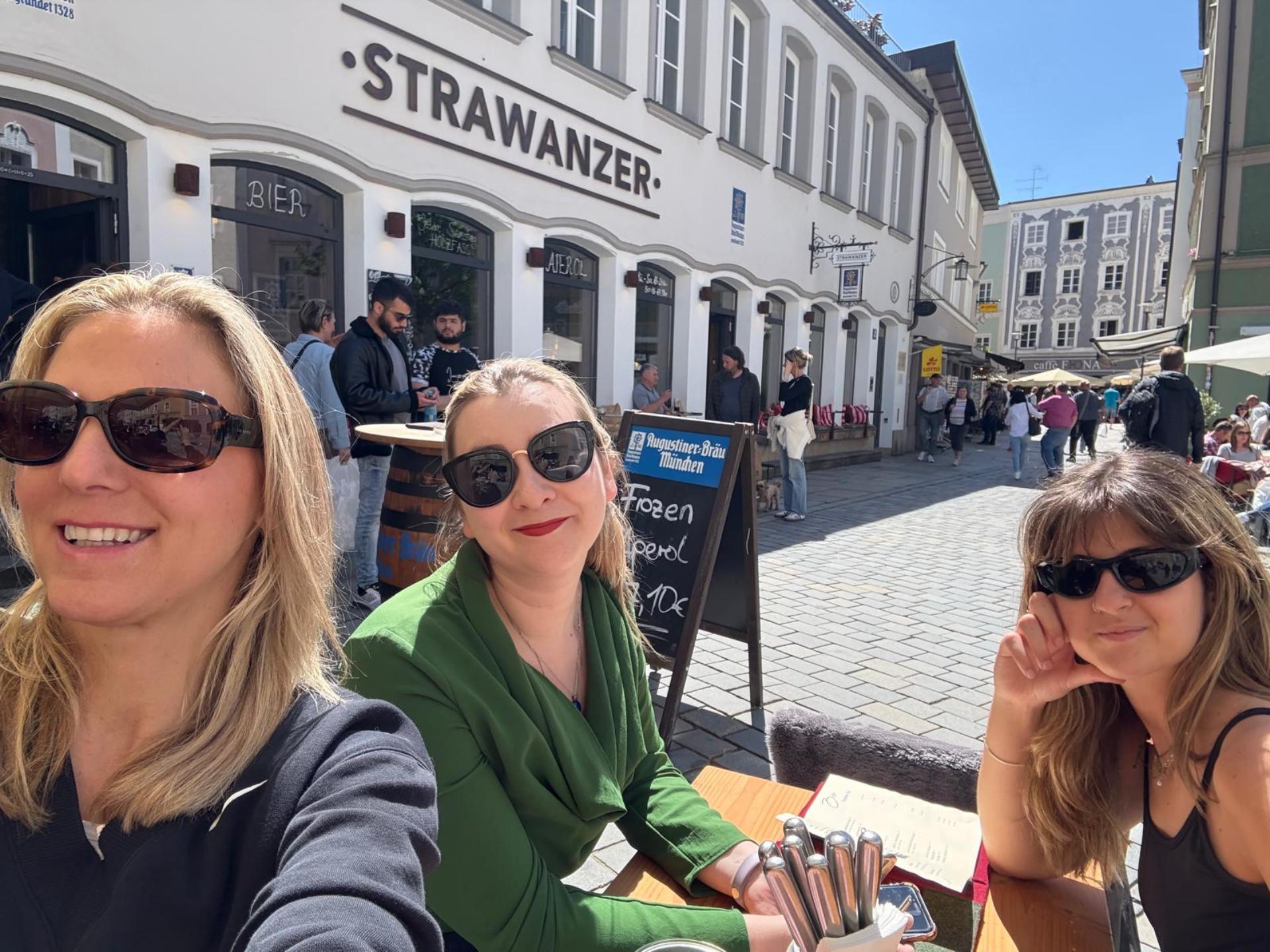 Jess, Lucy & Arianna in Passau Restaurant Jess, Lucy & Arianna in Passau Restaurant