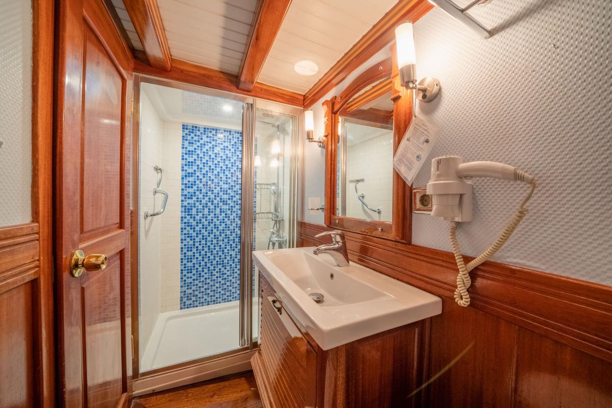 Admiral - Cabin Amenities Admiral - Cabin Amenities
