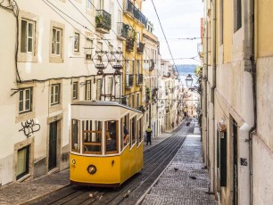 Lisbon tram - credit vali sachadonig