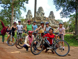 ca002 family cambodia - Group by temple - © grasshopper adventures