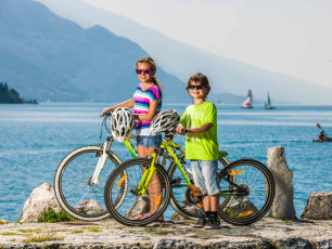 IT057 - Children on bikes by Lake Garda - Credit Fototeca Garda Trentino