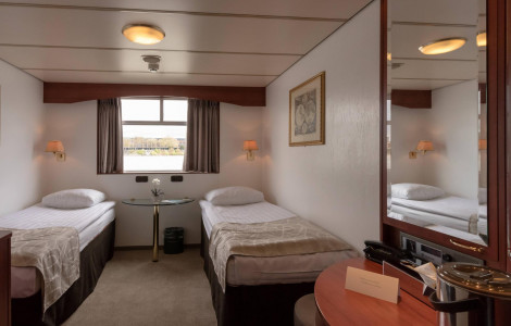 Twin cabin main deck
