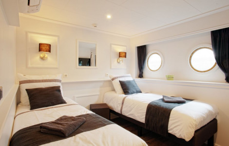 Twin cabin lower deck Twin cabin lower deck