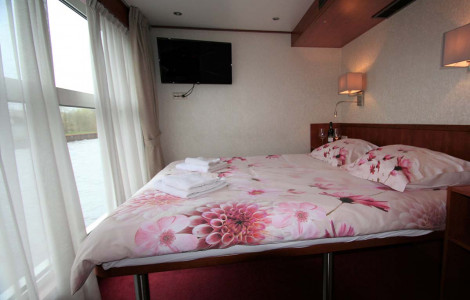 Upper Deck Double Cabin Upper Deck Double Cabin