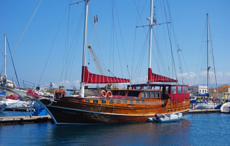 Caicco Sundial in Harbour
