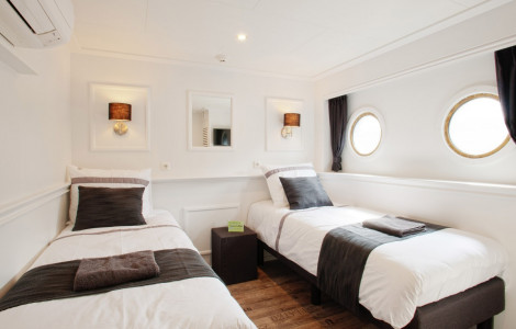 Twin cabin lower deck